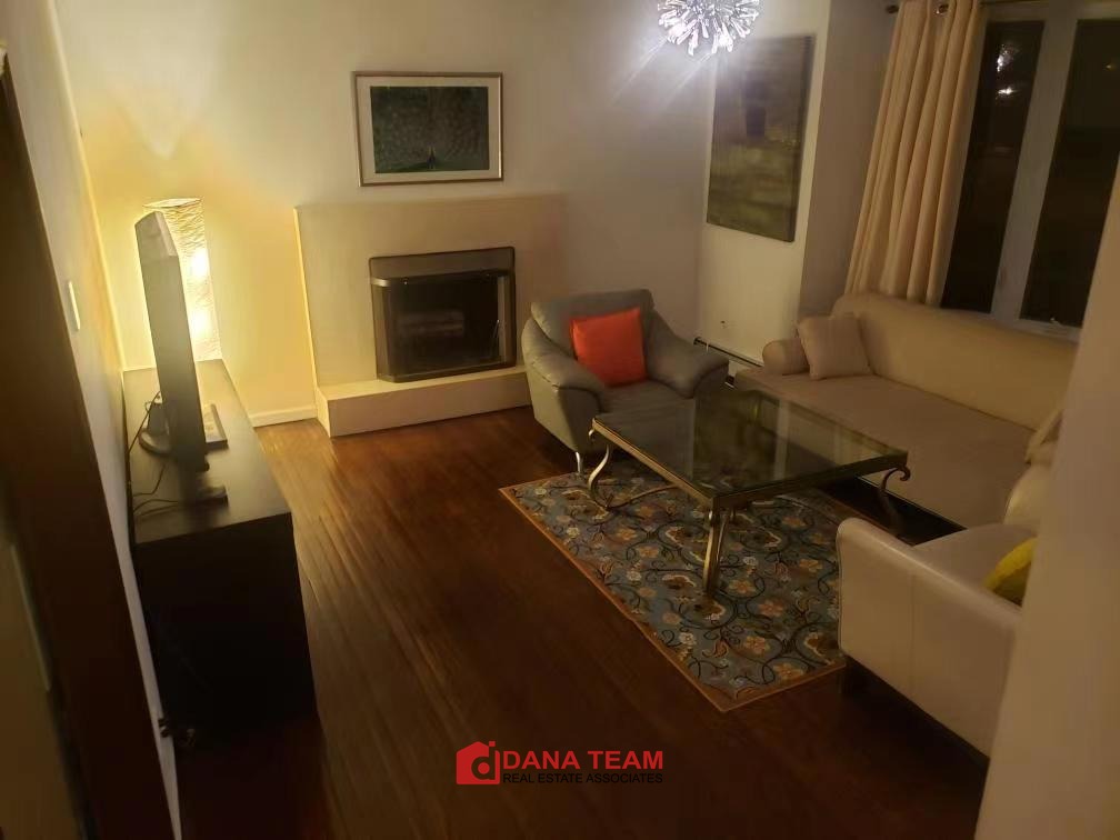 Old Oak Ct, Syosset · 客厅 — 布置前 · Before